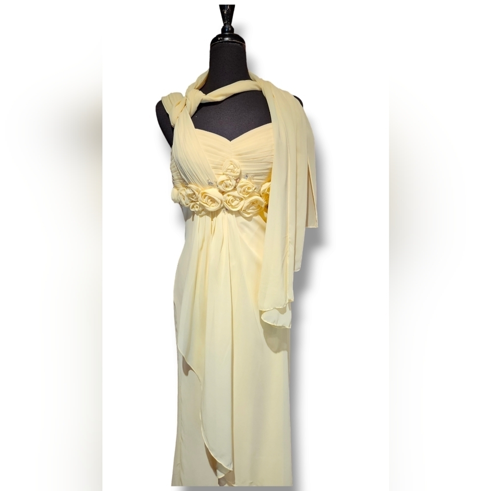 Strapless Yellow evening gown. Flower Detail. Size 6 - Picture 9 of 15